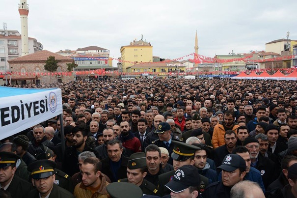 Nişanlısına asker elbisesiyle veda etti