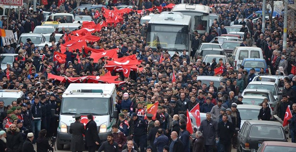 Nişanlısına asker elbisesiyle veda etti