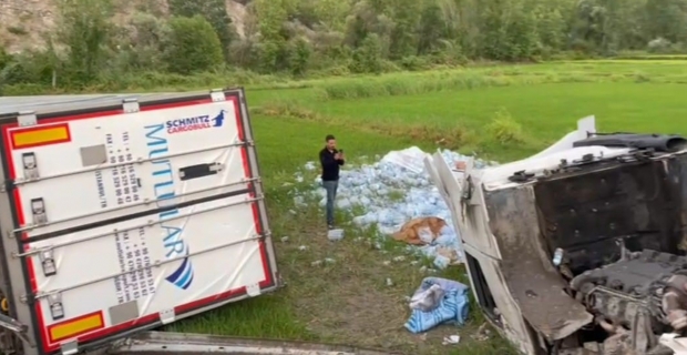 Kargı'da yoldan çıkan 2 tır peş peşe çeltik tarlasına devrildi